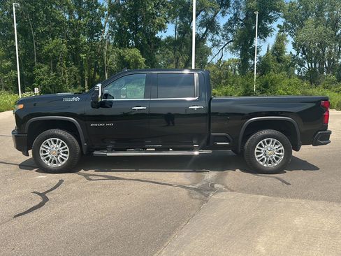 Used 2022 Chevrolet Silverado 2500 High Country w/ Safety Package II AWD/4WD image 2