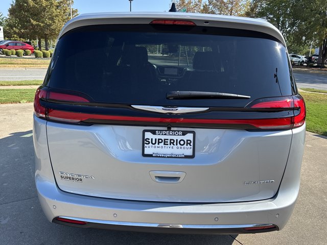 Used 2026 Chrysler Pacifica Limited FWD image 5