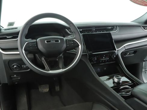 Used 2023 Jeep Grand Cherokee Altitude image 2