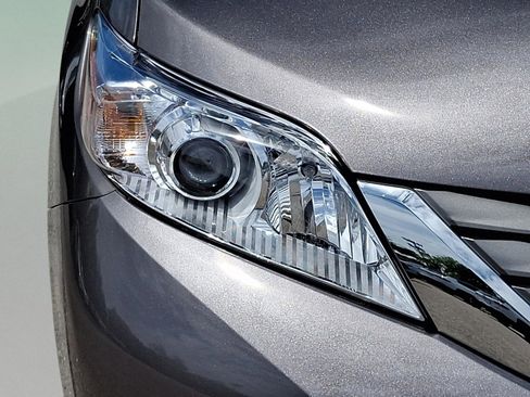 Used 2013 Toyota Sienna XLE FWD image 28