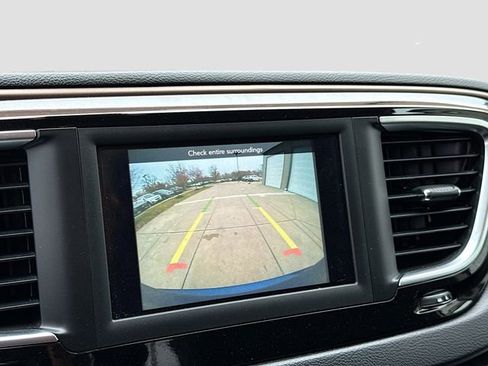 Used 2018 Chrysler Pacifica L image 14