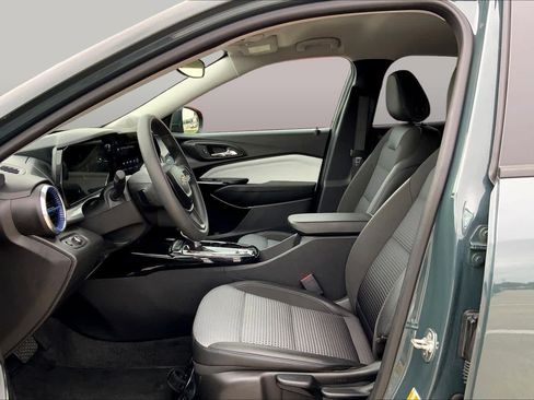 Used 2025 Chevrolet Trax LT FWD image 7