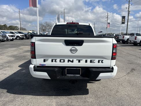 Used 2025 Nissan Frontier SV w/ SV Convenience Package image 3