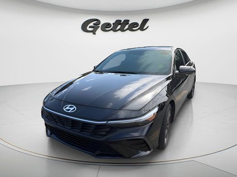 Used 2025 Hyundai Elantra Sport w/ Cargo Package FWD image 2