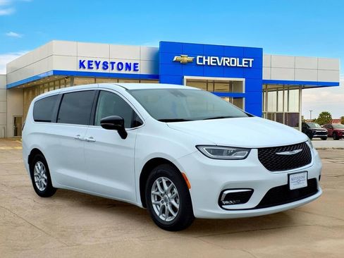Used 2024 Chrysler Pacifica Touring-L FWD image 1