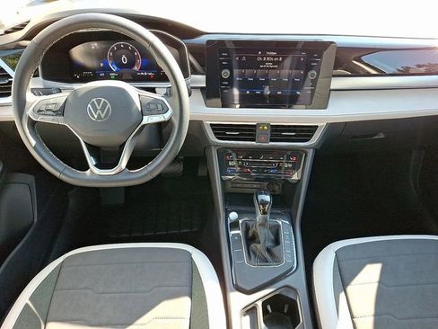 Certified 2025 Volkswagen Taos SE image 15