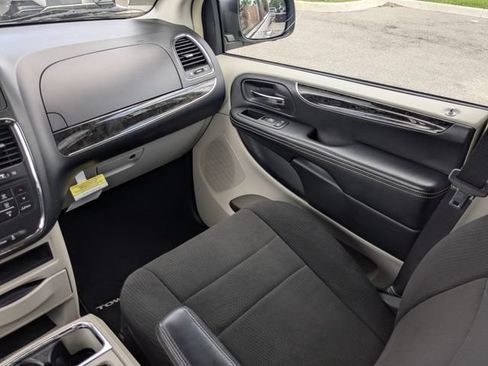 Used 2012 Chrysler Town & Country Touring FWD image 20
