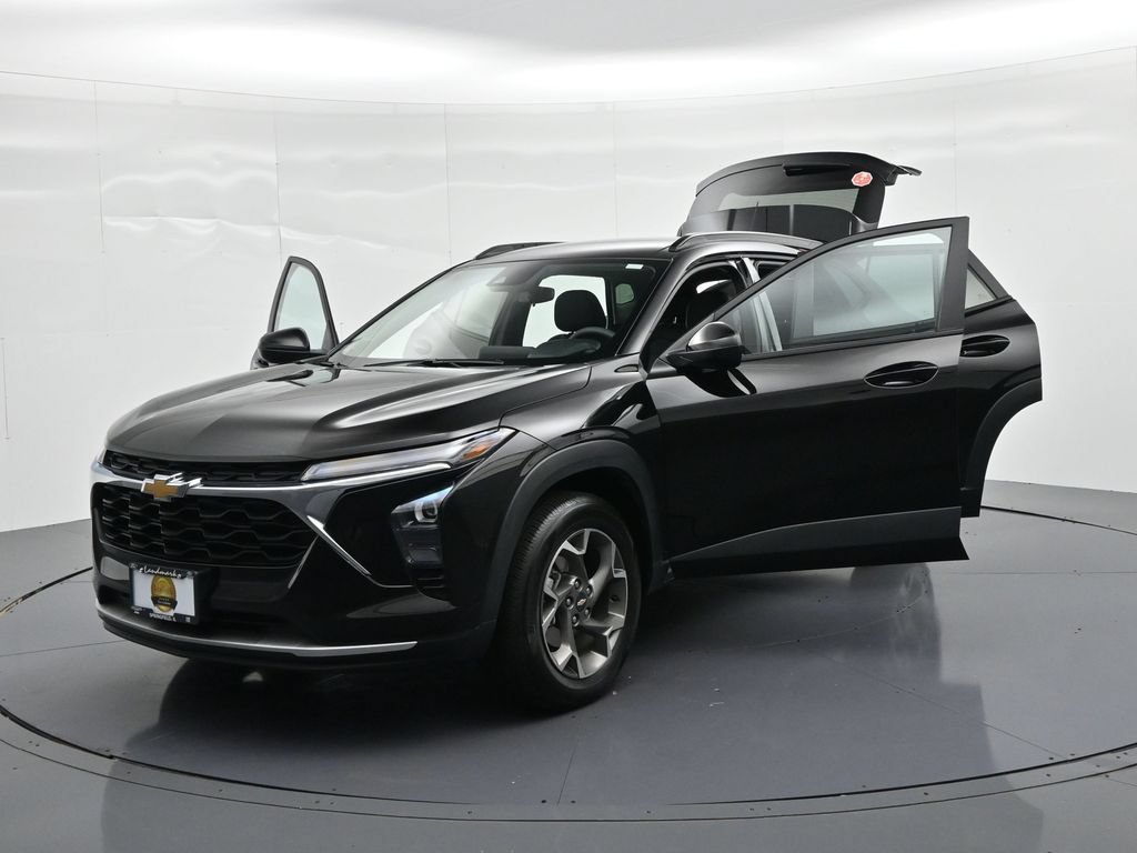 Used 2025 Chevrolet Trax LT FWD image 25