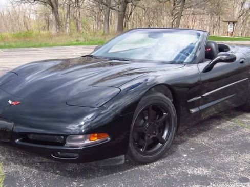 Used 2001 Chevrolet Corvette Convertible w/ Preferred Equipment Group2 RWD image 1