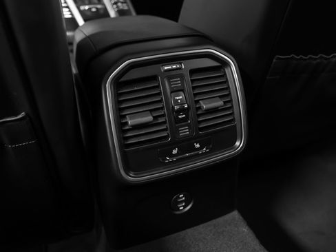Certified 2021 Porsche Macan AWD/4WD image 39