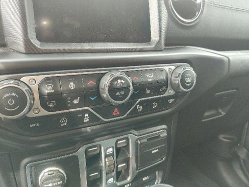 Used 2020 Jeep Wrangler Unlimited Sahara image 26