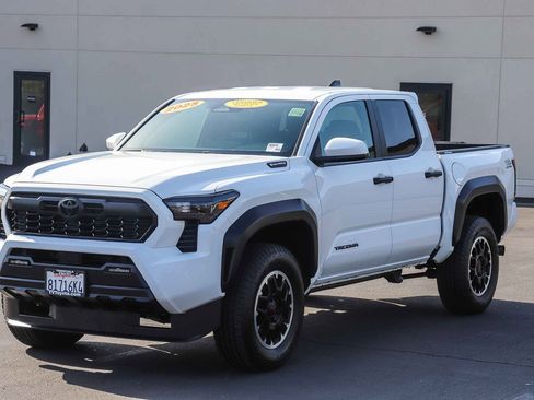 Certified 2025 Toyota Tacoma TRD Off-Road AWD/4WD image 3