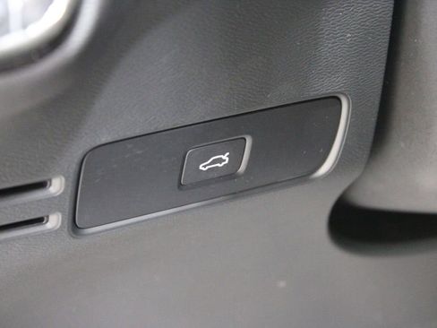 Used 2025 Volvo XC40 B5 Plus image 22