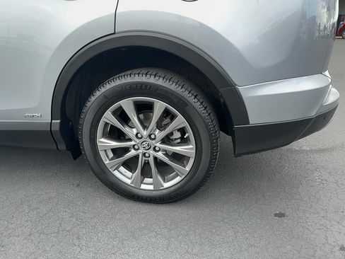 Used 2018 Toyota RAV4 Limited w/ Advanced Technology Package AWD/4WD image 19