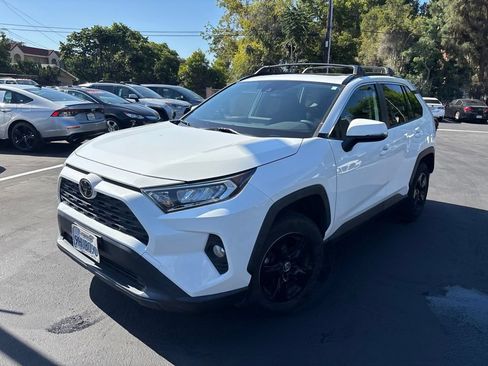 Used 2019 Toyota RAV4 XLE w/ Convenience Package FWD image 9