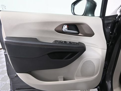 Used 2019 Chrysler Pacifica Touring-L FWD image 20