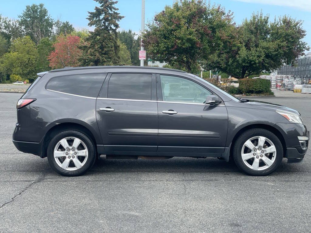 Used 2016 Chevrolet Traverse LT w/ True North Edition AWD/4WD image 2