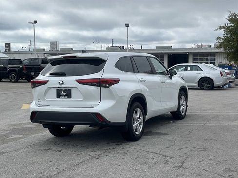 Used 2023 Toyota Highlander LE image 5
