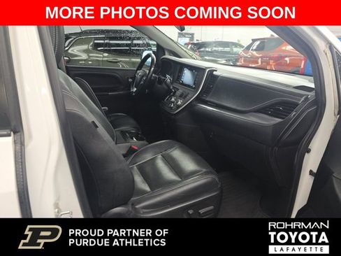 Used 2020 Toyota Sienna SE Premium w/ Nightshade Edition FWD image 8