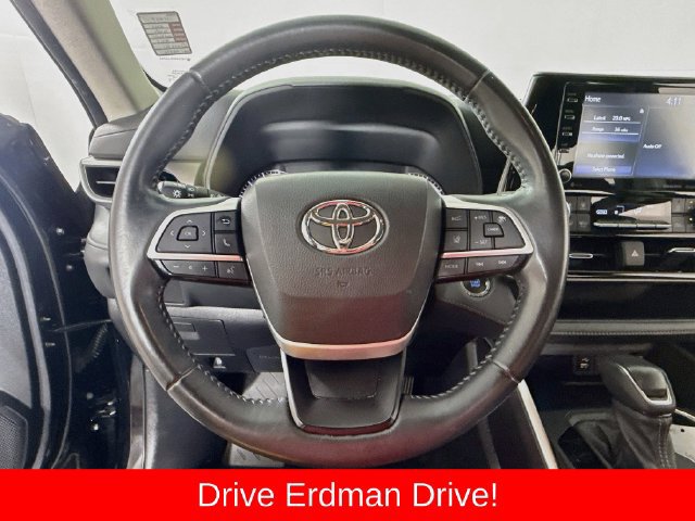 Used 2022 Toyota Highlander LE FWD image 11