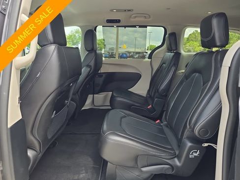 Used 2023 Chrysler Pacifica Touring-L FWD image 13