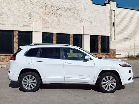 Used 2017 Jeep Cherokee Overland w/ Technology Group AWD/4WD image 2