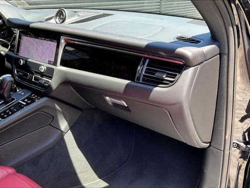 Certified 2025 Porsche Macan image 19