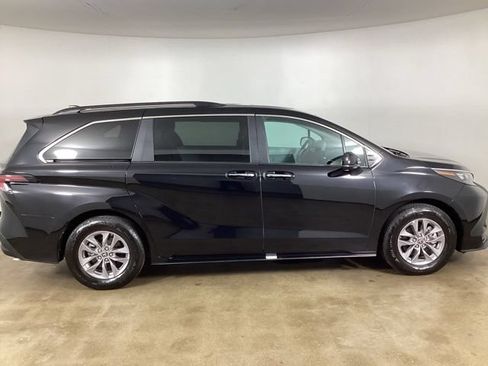 Used 2025 Toyota Sienna XLE FWD image 7