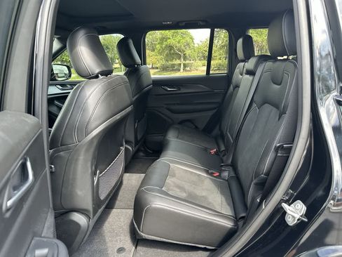 Certified 2025 Jeep Grand Cherokee Altitude AWD/4WD image 14