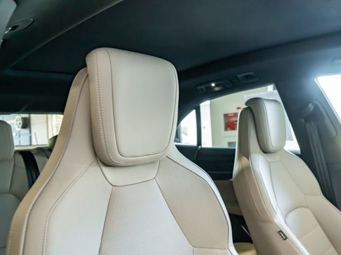 Certified 2025 Porsche Macan 4S Electric AWD/4WD image 30