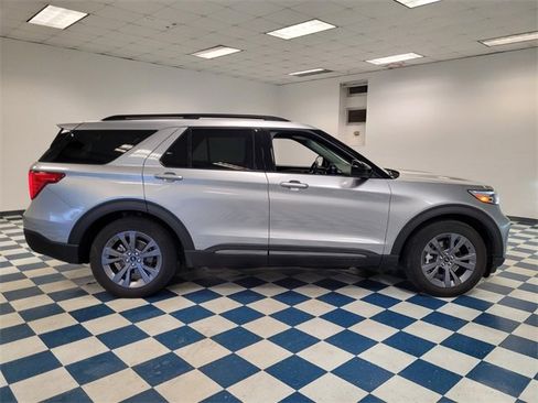 Used 2023 Ford Explorer XLT w/ Equipment Group 202A image 9
