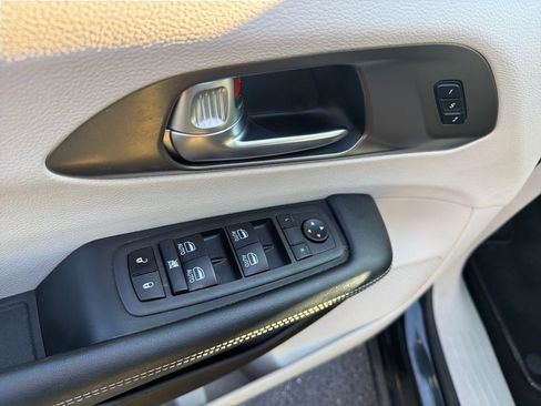 Used 2023 Chrysler Pacifica Touring-L w/ Uconnect Theater Family Group image 16