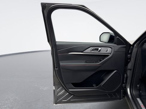 Used 2025 Ford Explorer ST-Line image 9