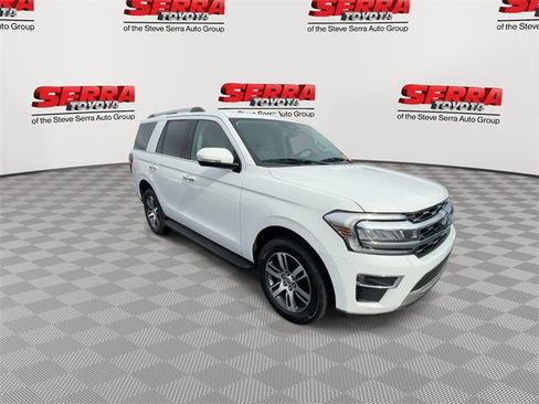 Used 2024 Ford Expedition Limited image 3