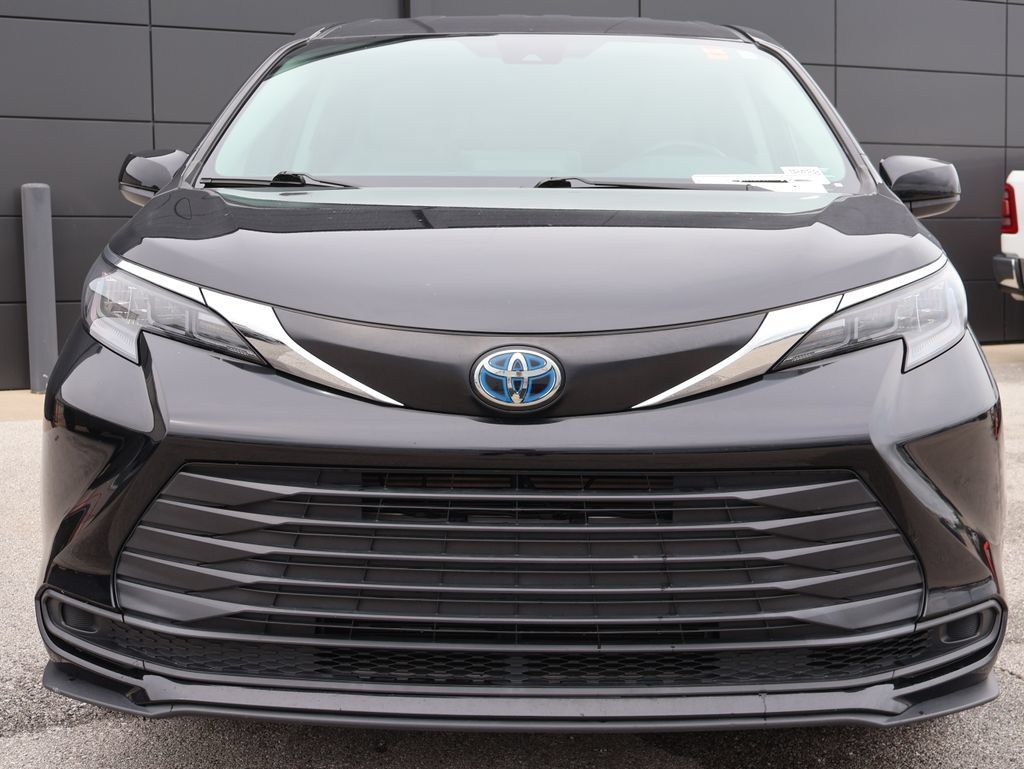 Used 2024 Toyota Sienna LE FWD image 7