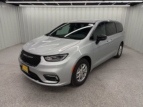 New 2026 Chrysler Pacifica Select image 3