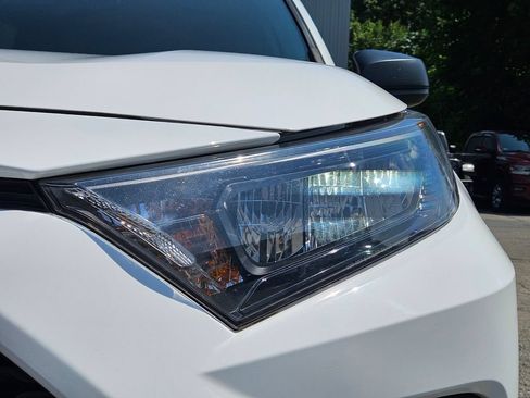 Used 2021 Toyota RAV4 LE AWD/4WD image 10