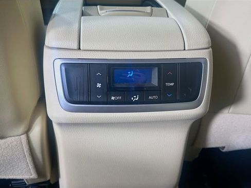 Used 2019 Toyota Highlander Limited FWD image 25