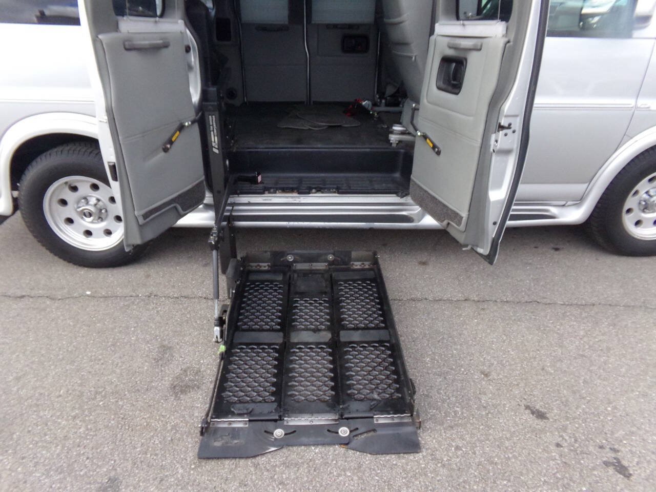 Used 2010 GMC Savana 1500 w/ Preferred Equipment Group RWD image 27
