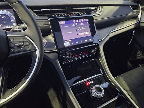 New 2025 Jeep Grand Cherokee Altitude image 19