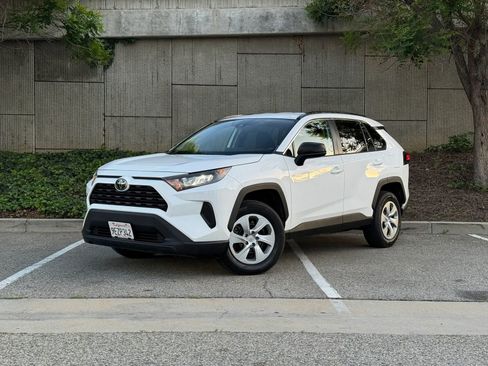 Used 2021 Toyota RAV4 LE image 2