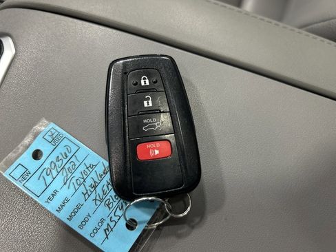 Used 2021 Toyota Highlander XLE image 24