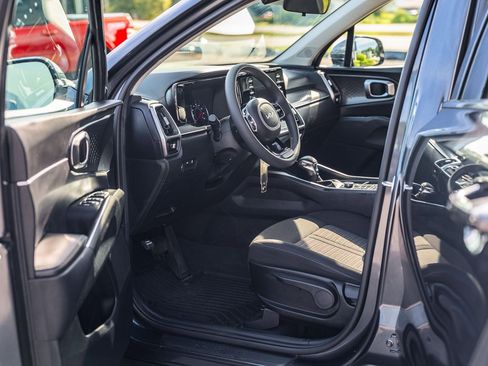 Used 2023 Kia Sorento LX image 17