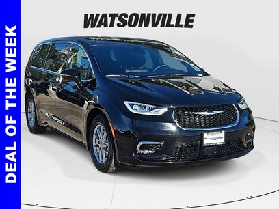 Used 2025 Chrysler Pacifica Select