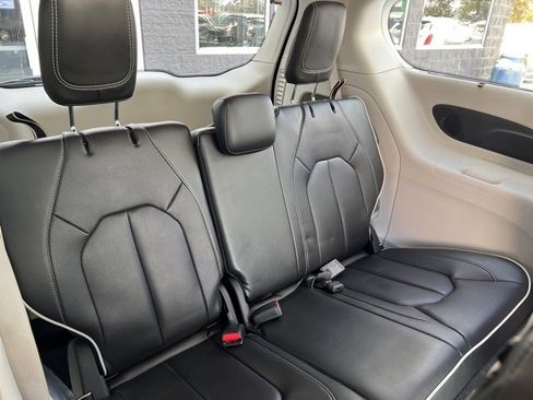 Certified 2024 Chrysler Pacifica Limited image 13