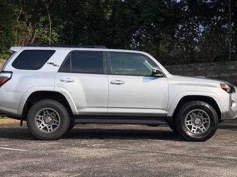 Used 2020 Toyota 4Runner TRD Off-Road Premium AWD/4WD image 3