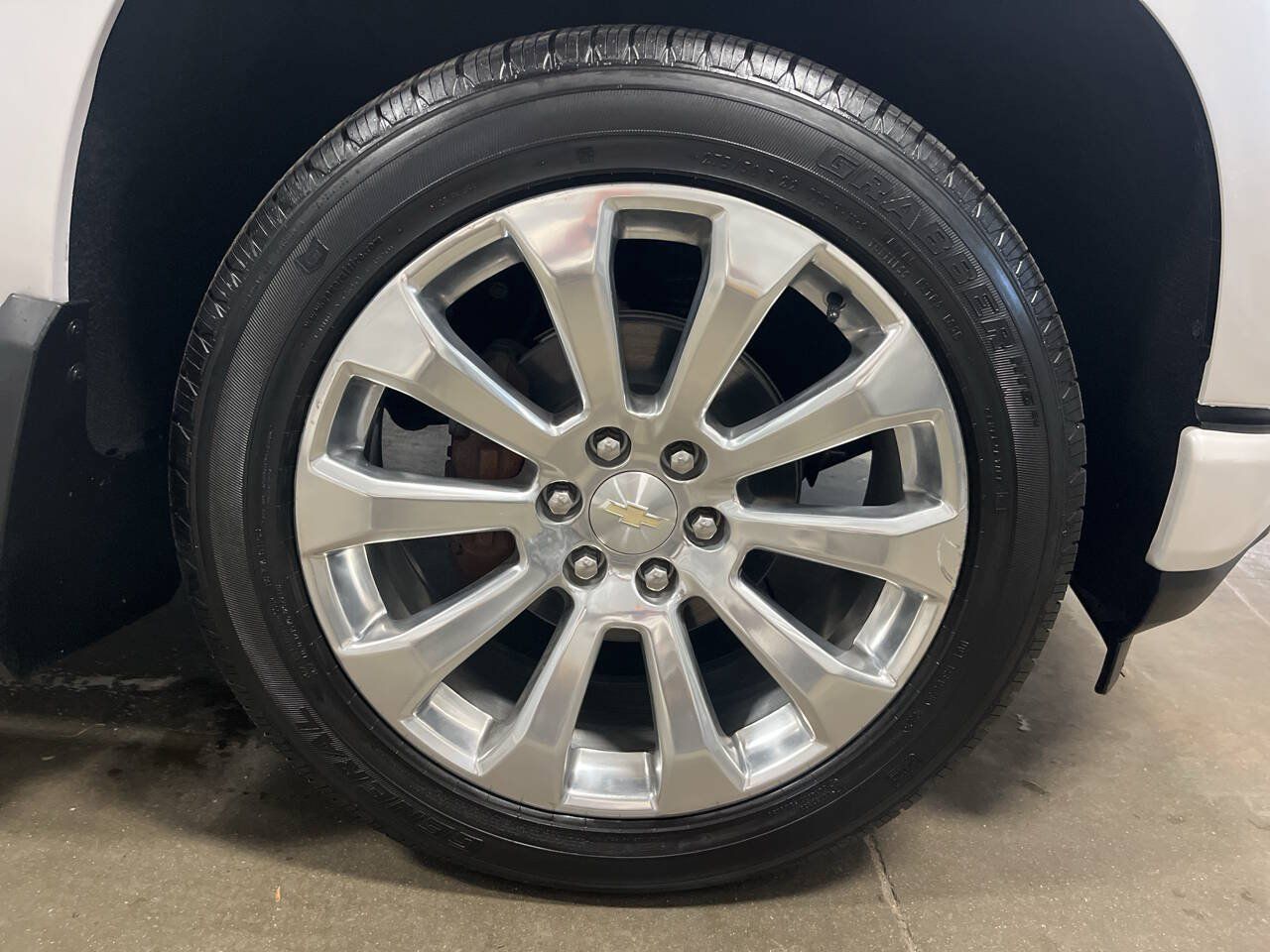 Used 2019 Chevrolet Silverado 1500 High Country w/ Technology Package AWD/4WD image 8
