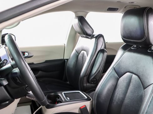 Used 2024 Chrysler Pacifica Touring-L FWD image 23