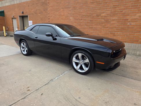 Used 2018 Dodge Challenger R/T image 1