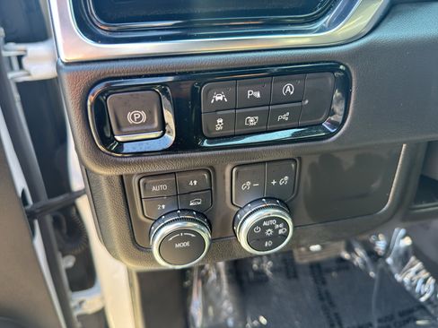 Used 2025 GMC Yukon XL Denali AWD/4WD image 25